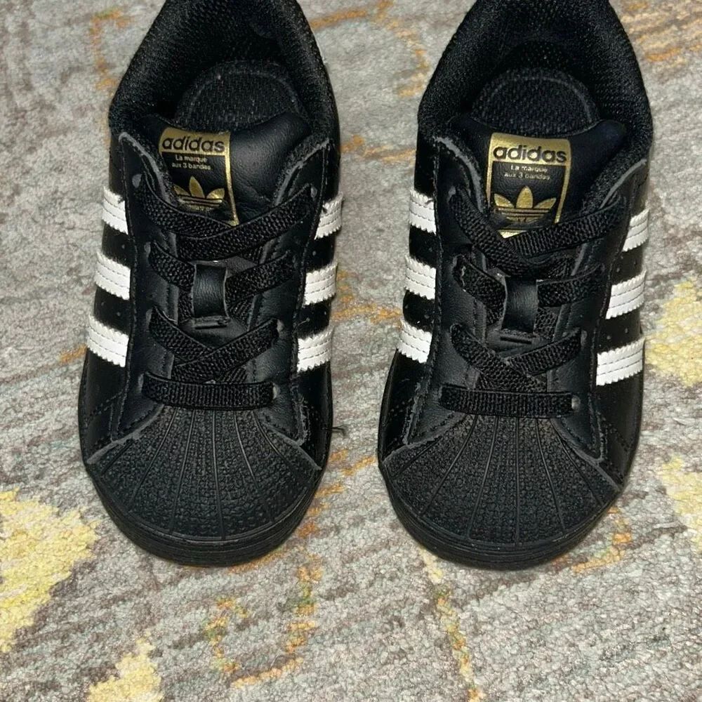 Adidas Superstar sneakers elastic laces. Toddler sz 6